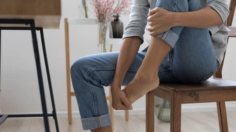 persons-muscles-inflamed-leg-knee-260nw-2137464285-(1)